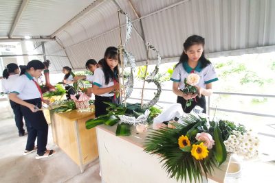 Hội thi cắm hoa chào mừng 40 năm ngày nhà giáo Việt Nam tại trường THCS Nguyễn Văn Trỗi, Ea Kar, Đắk Lắk